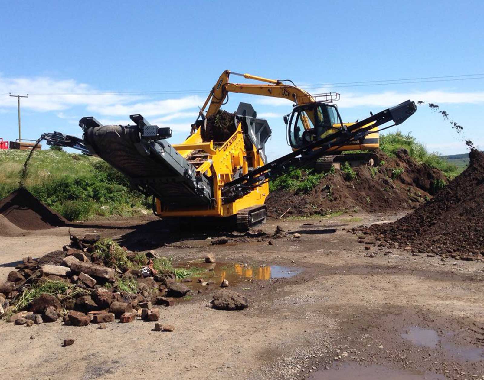 DF410-3 Anaconda DF410 Scalping Screen working on hardcore construction and demolition waste