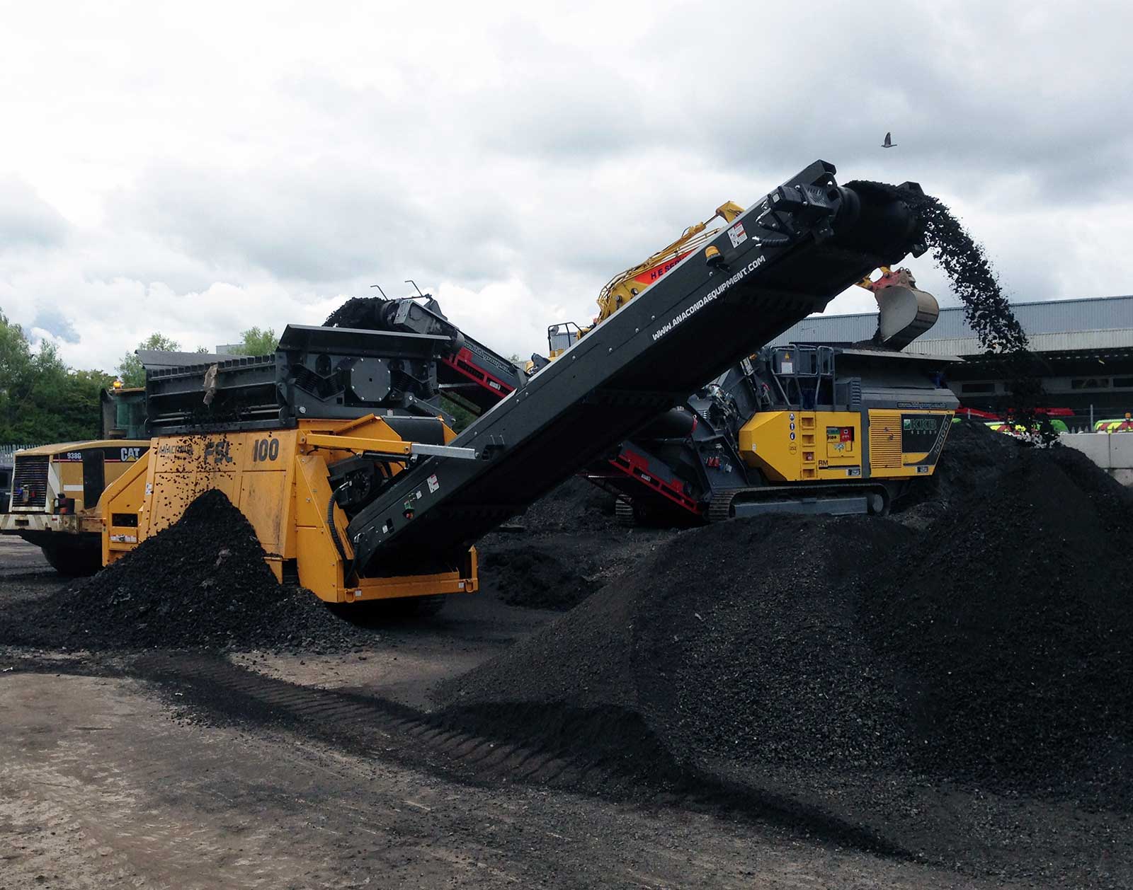 FSL100-4 FSL100 Scalping Screen being fed directly by a RubbleMaster Crusher