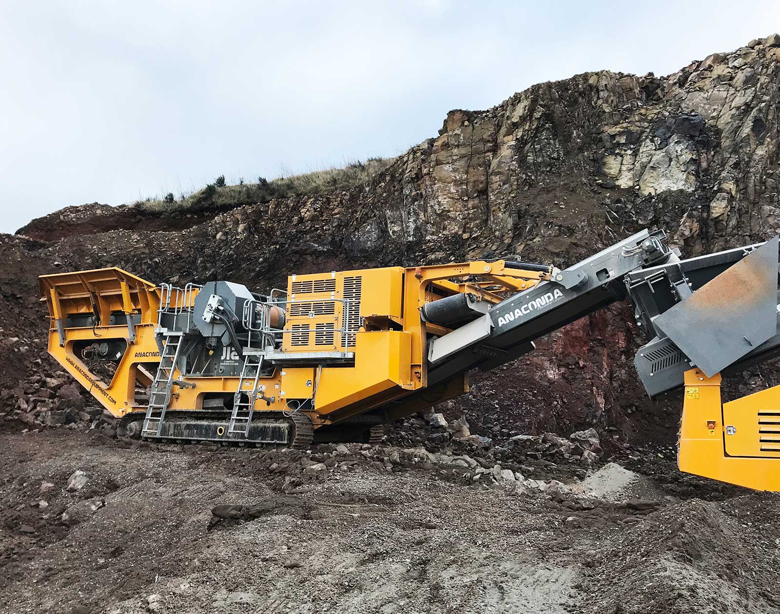 J12-1 Anaconda J12 tracked jaw crusher crushing aggregate and feeding the df518 scalping screen