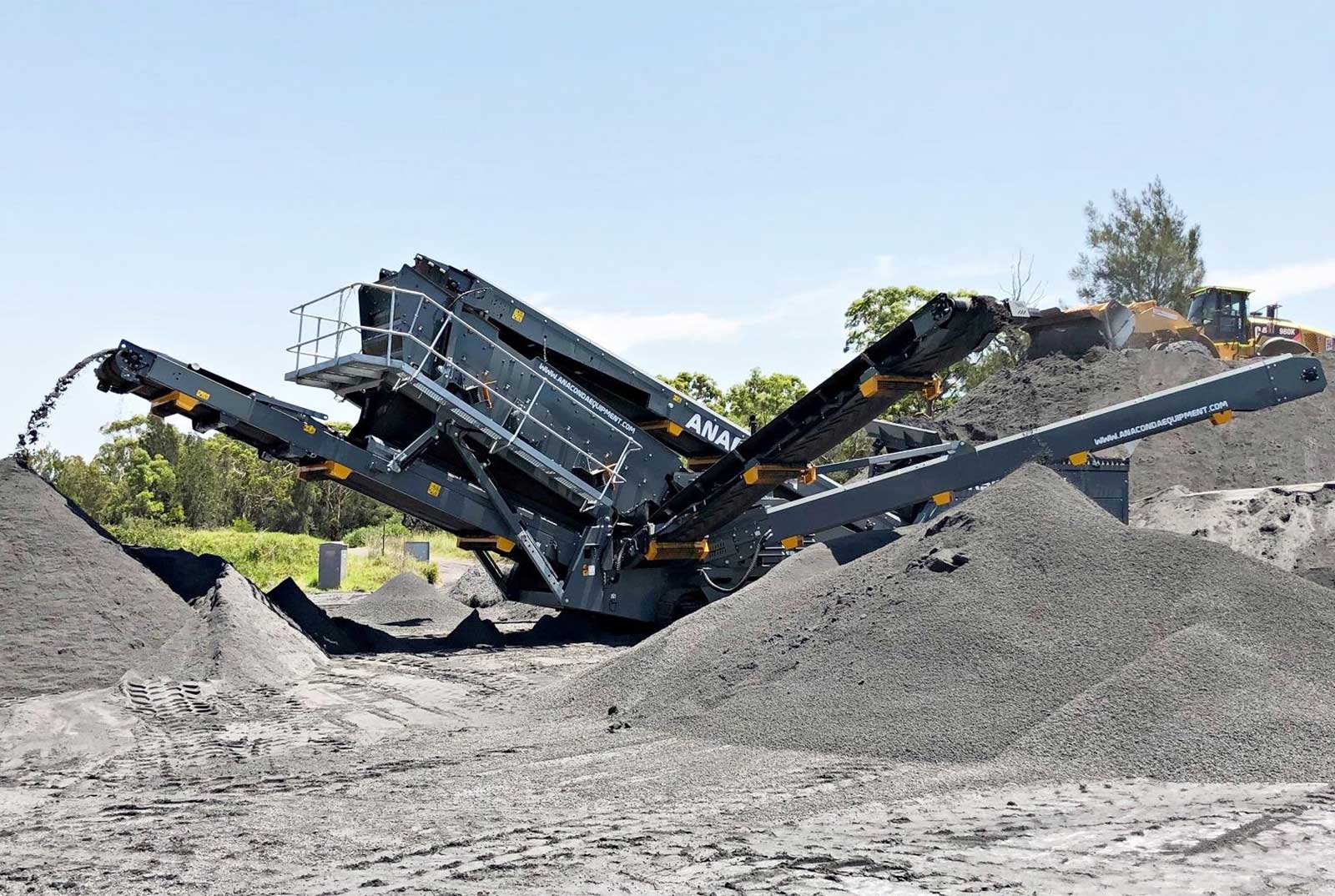 SR514-4 Anaconda SR514 3 Deck Screener working on aggregates