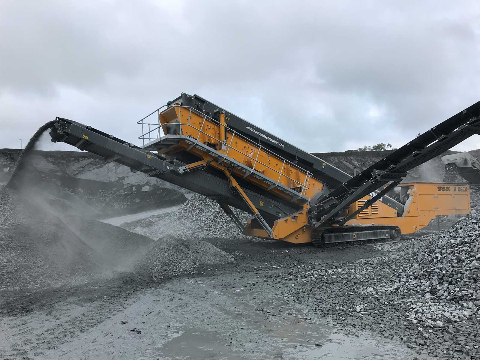 SR520-Gallery-Slide-3 SR520 Finishing Screen working in a Quarry