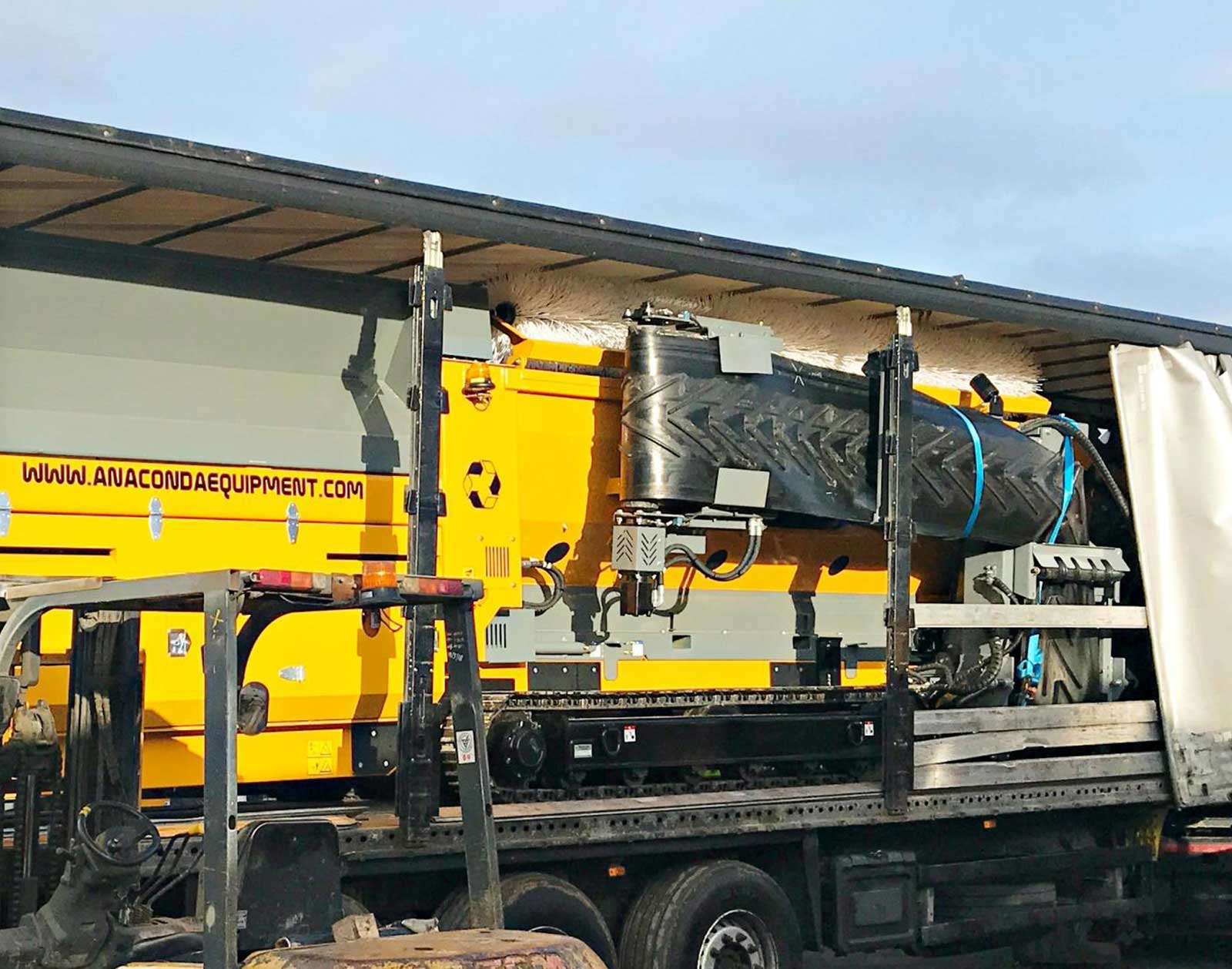 TD516R-4 Anaconda TD516R Trommel Screen tracked onto a curtain sider