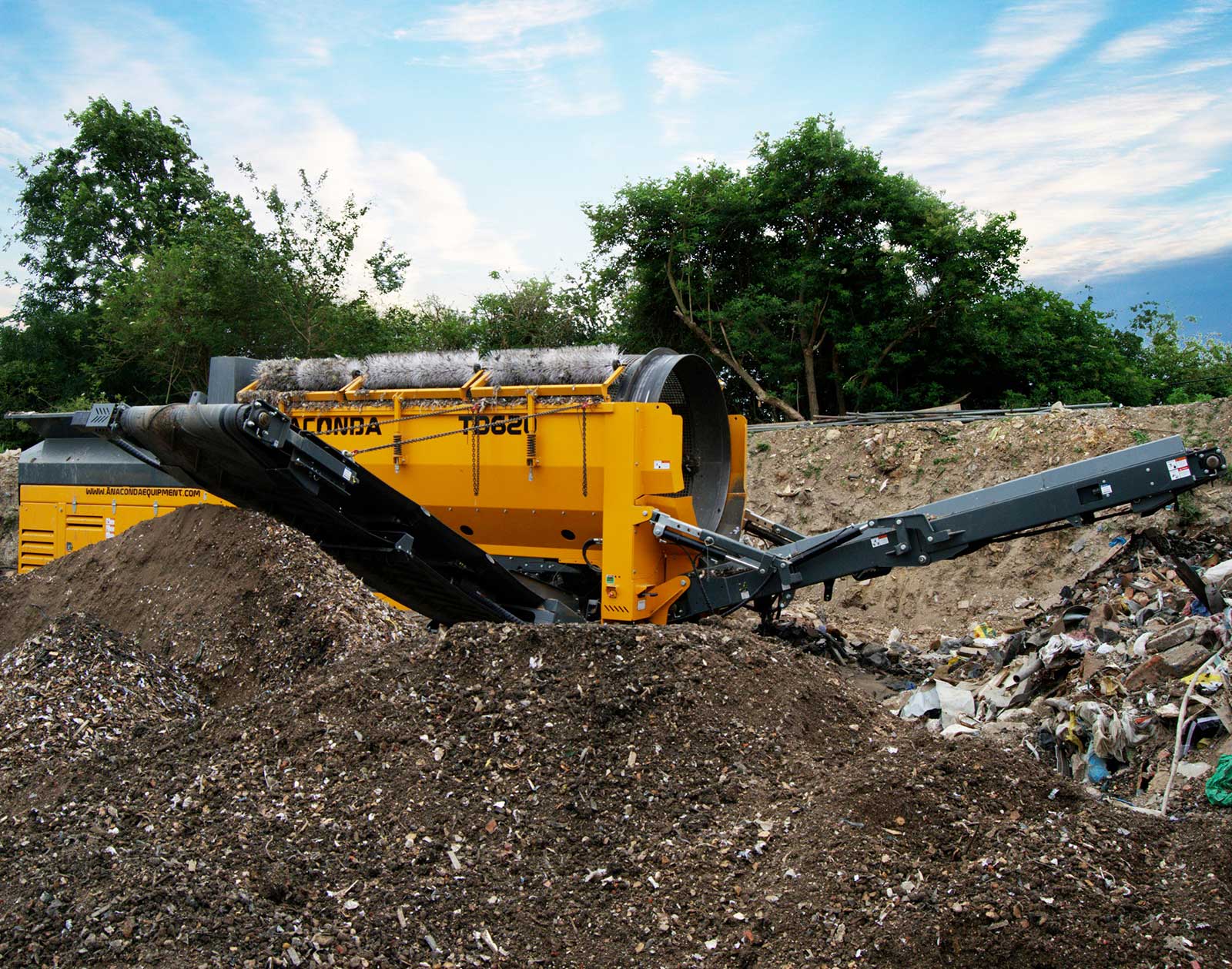 TD620-3 Anaconda TD620 Trommel Screen screening mixed waste at recycling facility