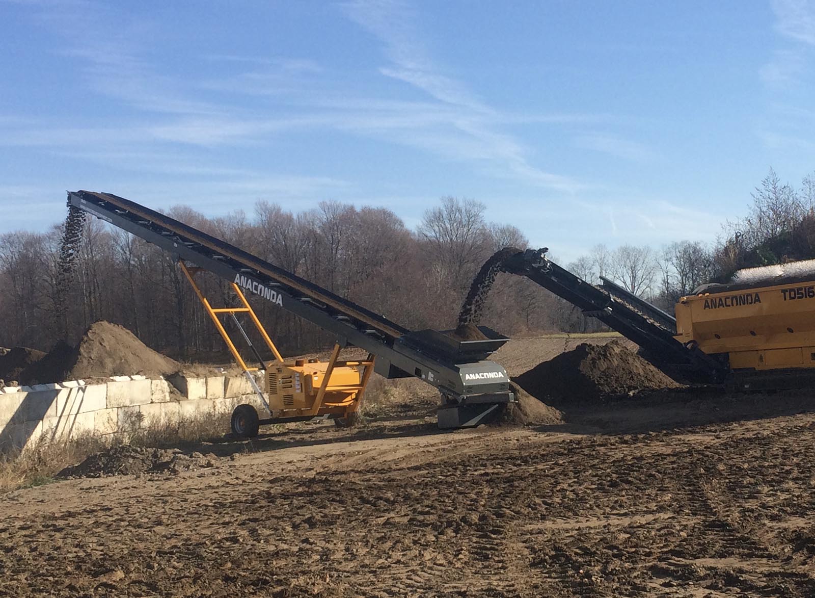 ST60(2) Anaconda TD516R Trommel Screen Feeding ST60 Wheeled Conveyor