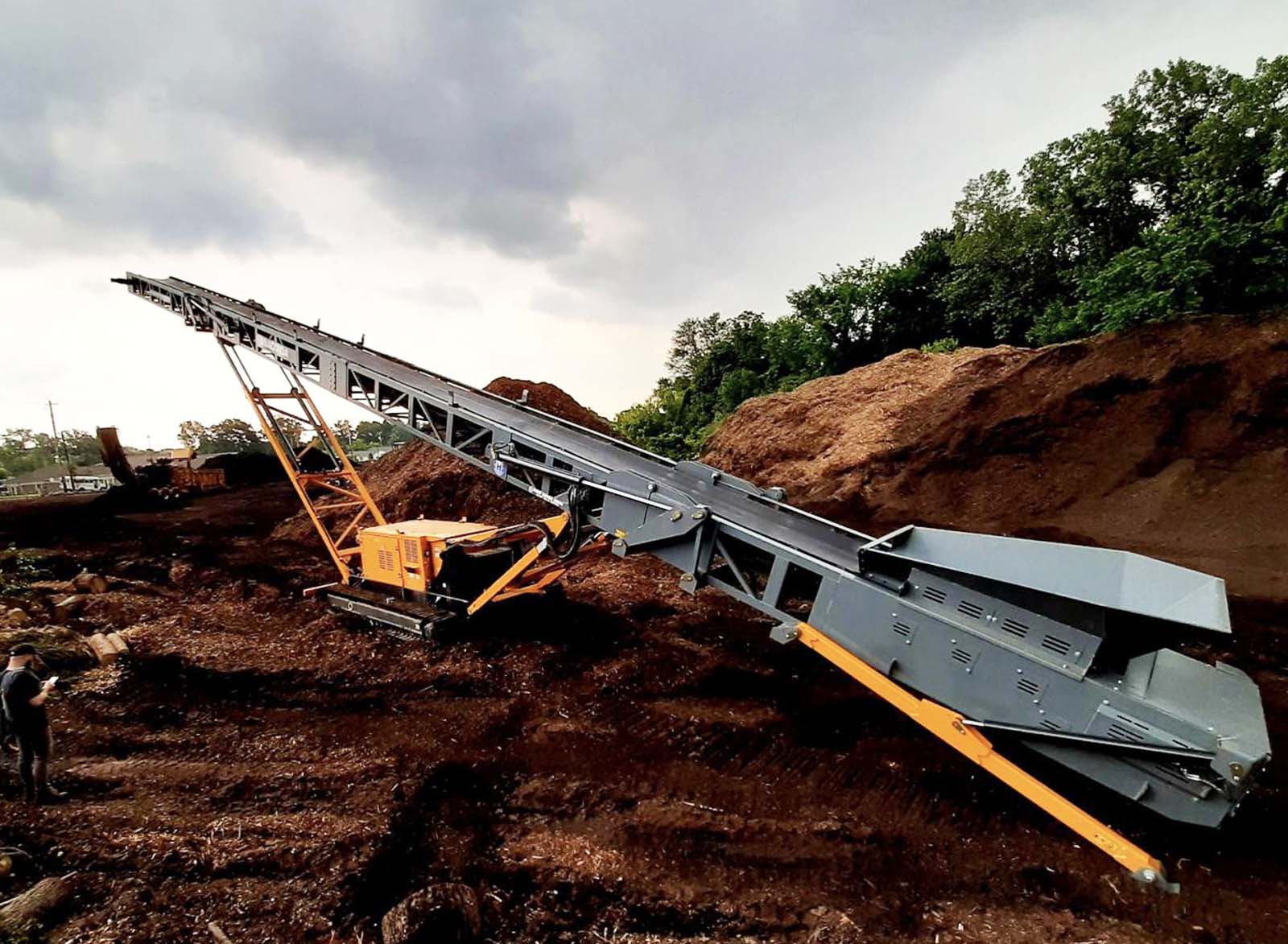 TR100 (4) Anaconda TR100 Tracked Conveyor in Application